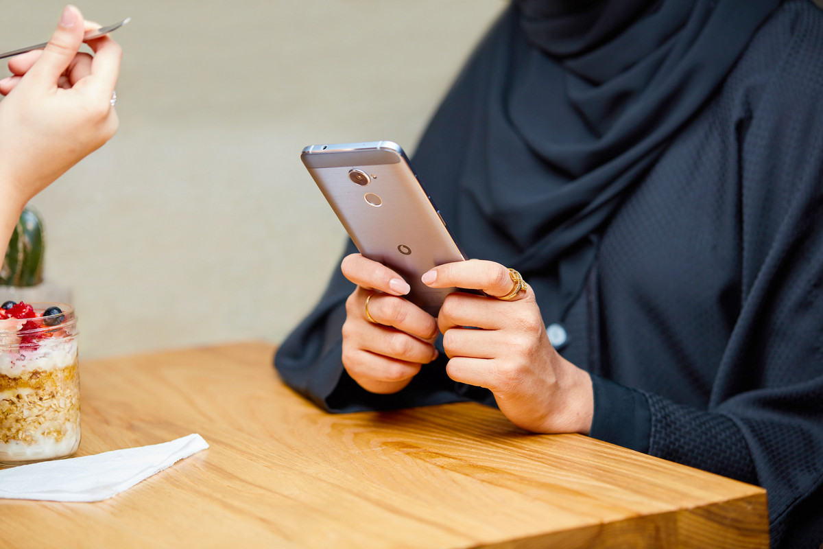 مدير بيل امرأة تحمل الهاتف